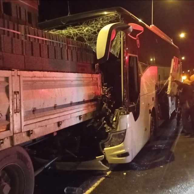 Anadolu Otoyolu'nda otobüs ile tırın karıştığı kazada ölü sayısı 2'ye yükse...