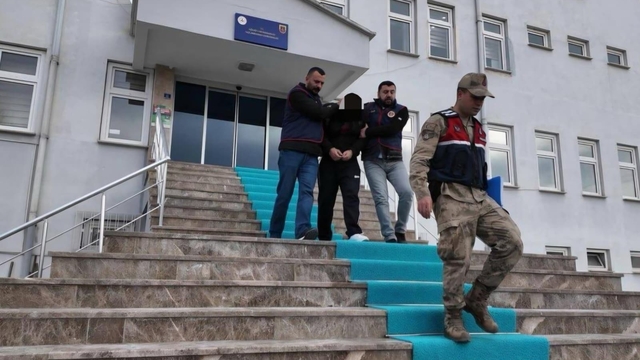 Kendilerini güvenlik güçleri ve savcı olarak tanıtıp, yaşlıları 1 milyon TL dolandırdılar
Jandarma tarafından yakalanan şüphelilerden 1'i tutuklandı, ziynet eşyası ve paralar sahibine teslim edildi