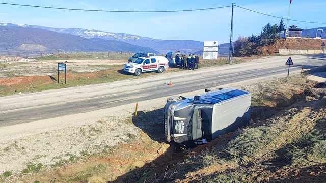Tokat'ta devrilen minibüsteki 2 kişi yaralandı