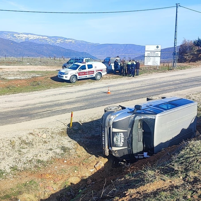 Tokat'ta devrilen minibüsteki 2 kişi yaralandı