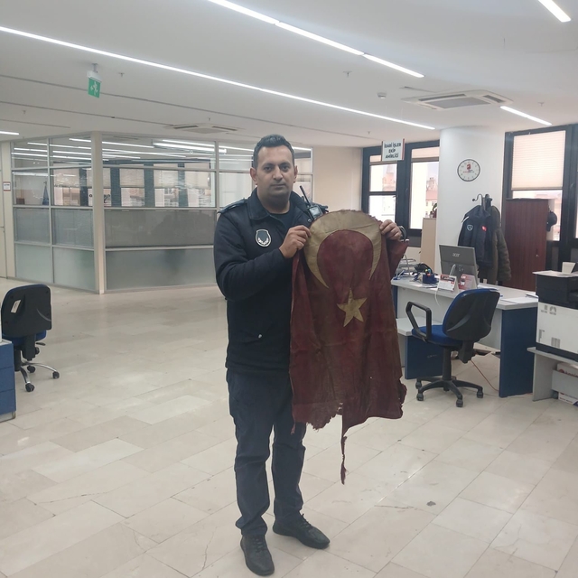 Yıkılan binadan bayrağı kurtaran zabıta personeli: "Gönlüm el vermedi"