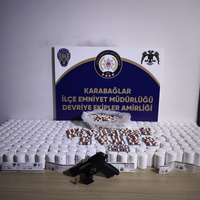 İzmir'de evinde uyuşturucu ve tabanca bulunan şüpheli gözaltına alındı