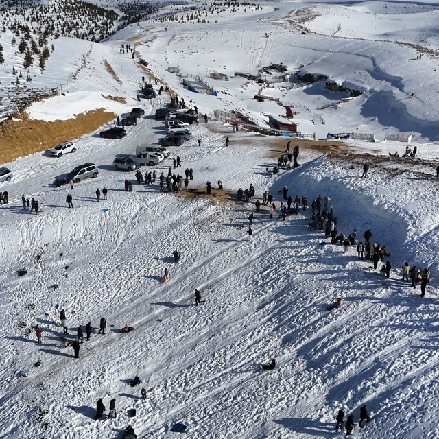 Mersin'in beyaza bürünen Sertavul Yaylası tatildeki çocukları ağırlıyor