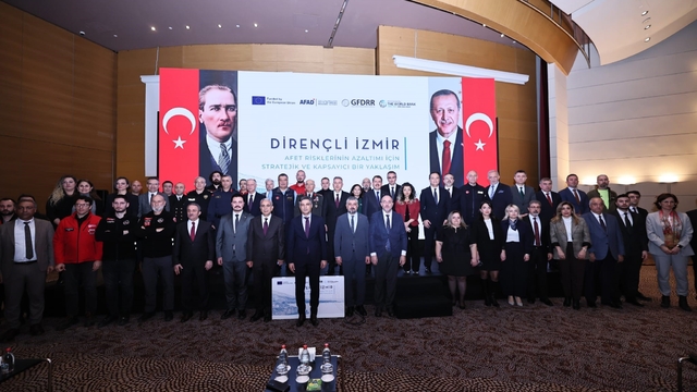 Türkiye'nin deprem haritası güncelleniyor: 600 aktif fay kapıda
Vali Elban uyardı: "Dönüşümü hemen başlatmalıyız"
'Dirençli İzmir' projesi tanıtıldı