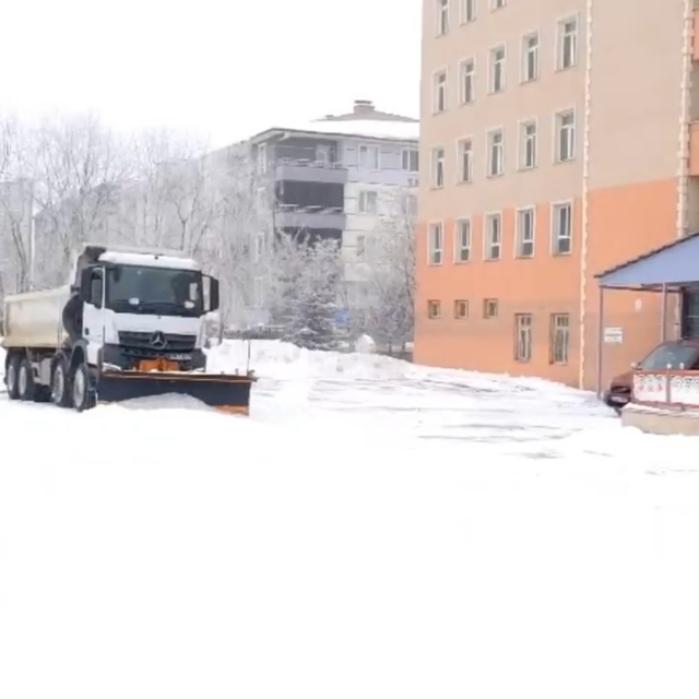 Ağrı'da okullar ikinci dönem öncesi kar temizleme çalışmalarıyla hazırlandı