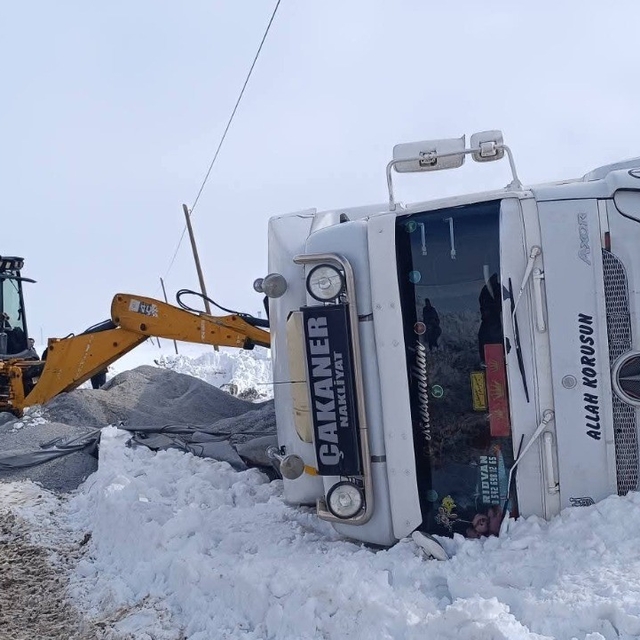 Muradiye'de gizli buzlanmadan dolayı tır devrildi