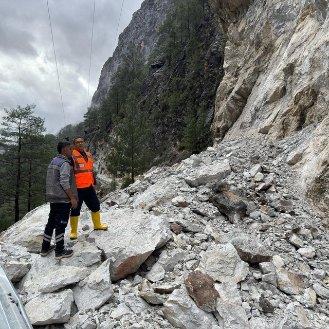 Büyükşehir ekiplerinden Alacami yolunda heyelan çalışması