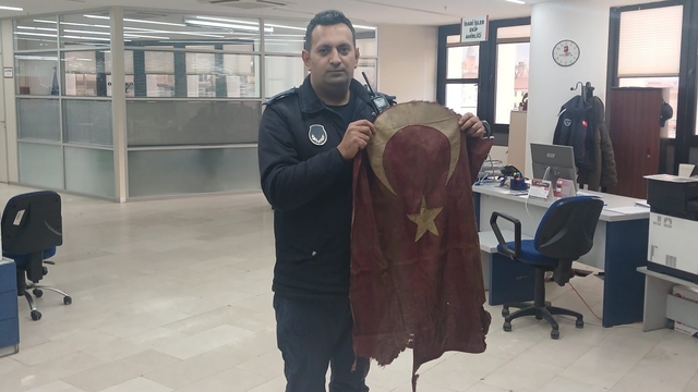 Yıkılan binadan bayrağı kurtaran zabıta personeli: "Gönlüm el vermedi"