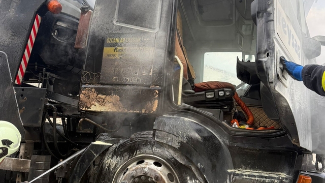 D100 çekicide çıkan yangını itfaiye söndürdü