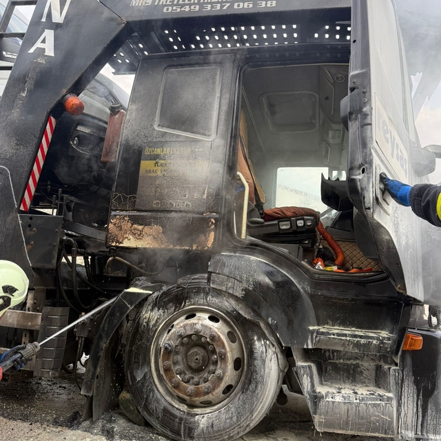 D100 çekicide çıkan yangını itfaiye söndürdü