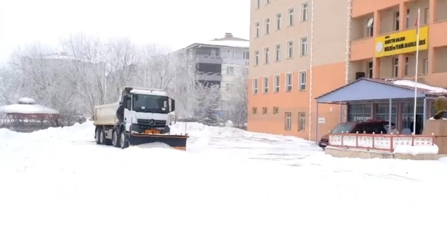 Ağrı'da okullar ikinci dönem öncesi kar temizleme çalışmalarıyla hazırlandı