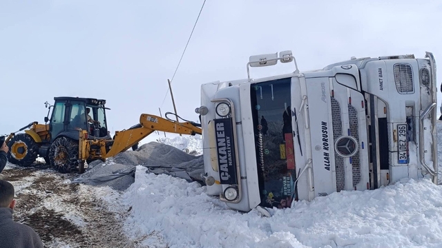 Muradiye'de gizli buzlanmadan dolayı tır devrildi