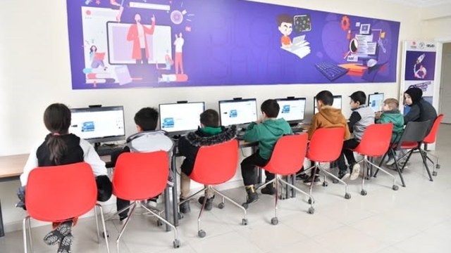 Yeşilyurt Mesleki Eğitim ve Yaşam Merkezi'nde kurslar tüm hızıyla sürüyor