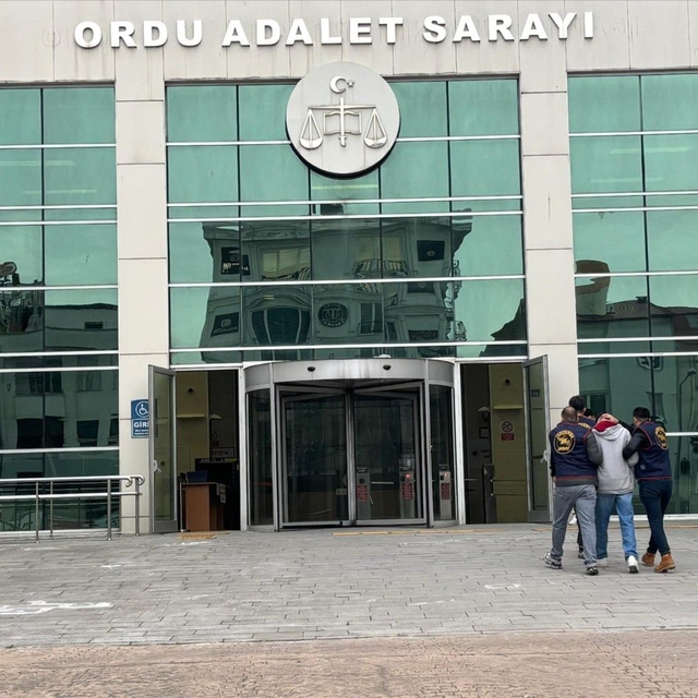 Ordu'da telefon dolandırıcılığı operasyonunda yakalanan 2 zanlıdan biri tut...