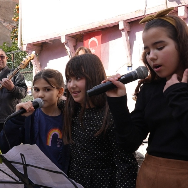 Barış Manço, ölüm yıl dönümünde, çocukken yaşadığı evin önünde anıldı