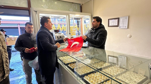 Eruh'ta esnaf ve vatandaşa Türk bayrağı dağıtıldı