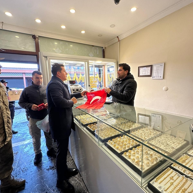 Eruh'ta esnaf ve vatandaşa Türk bayrağı dağıtıldı