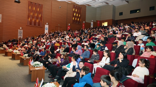 Başkan Yalçın'ın çocuklara hediyesi devam ediyor