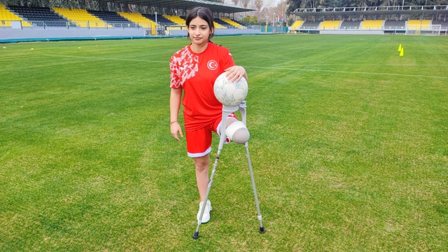 Depremzede Tuğba protez bacağıyla yeşil sahalara çıktı
Depremde bir bacağını kaybeden 16 yaşındaki Tuğba futbolla hayata tutundu