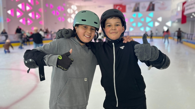 Buz pateni pisti yarıyıl tatilinde çocukların uğrak noktası oldu