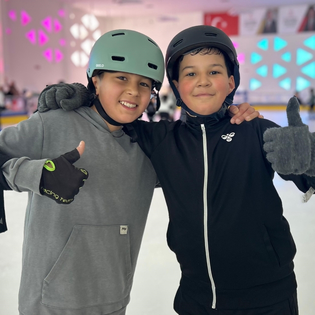 Buz pateni pisti yarıyıl tatilinde çocukların uğrak noktası oldu