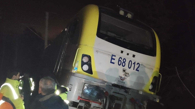 Raydan çıkan trenin lokomotifi, 13 saat sonra yerine oturtuldu, ulaşım normale döndü