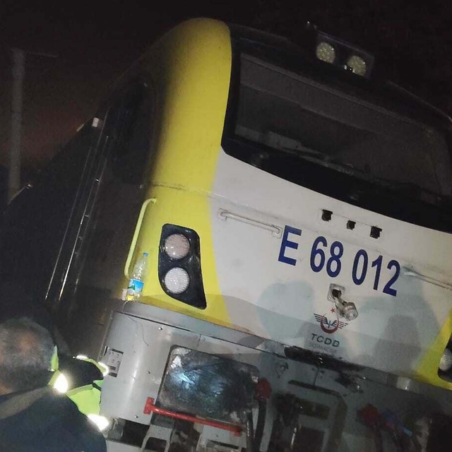 Raydan çıkan trenin lokomotifi, 13 saat sonra yerine oturtuldu, ulaşım norm...