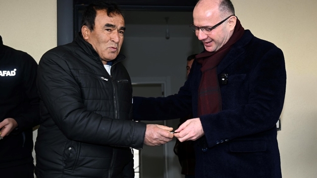 Osmaniye'de yapımı tamamlanan 10 köy evi depremzedelere teslim edildi