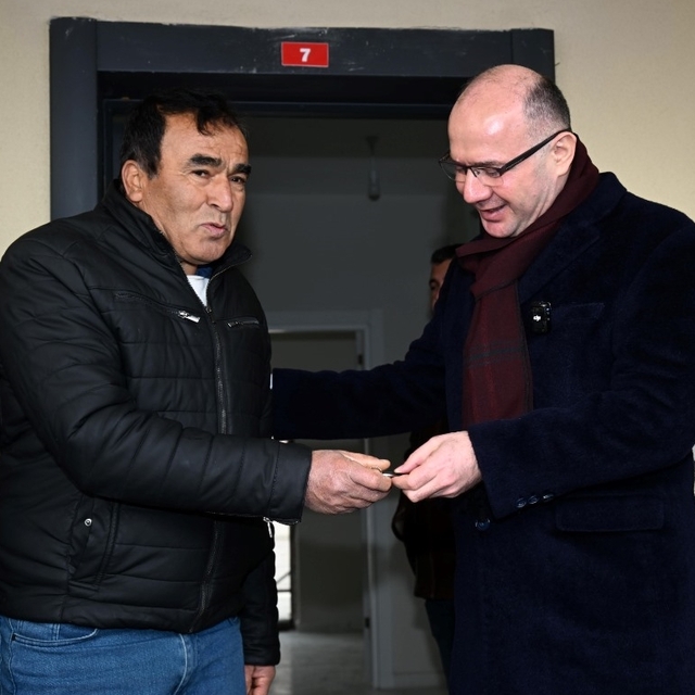 Osmaniye'de yapımı tamamlanan 10 köy evi depremzedelere teslim edildi