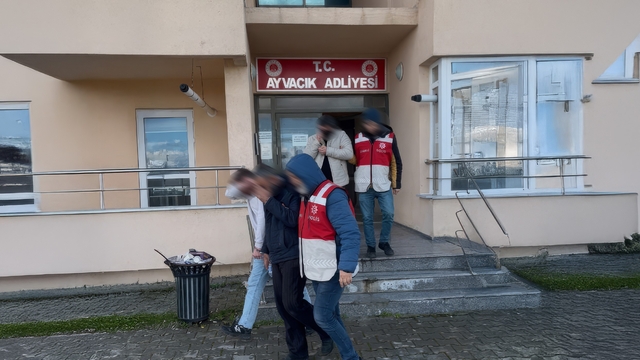 Çanakkale'de 28 kaçak göçmen yakalandı
Operasyonda gözaltına alınan 3 göçmen kaçakçısı tutuklandı