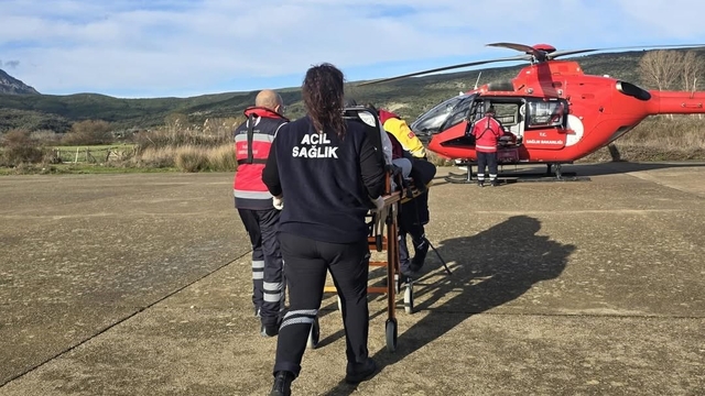 Gökçeada'da rahatsızlanan hasta helikopter ambulansla Çanakkale'ye sevk edildi