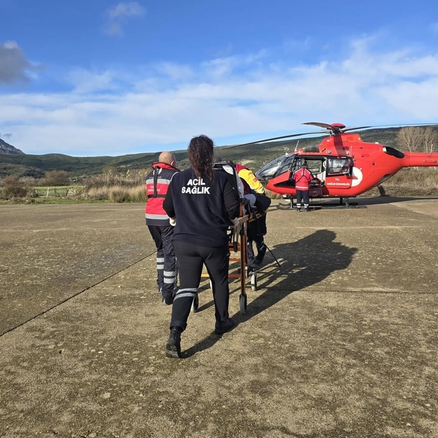 Gökçeada'da rahatsızlanan hasta helikopter ambulansla Çanakkale'ye sevk edi...