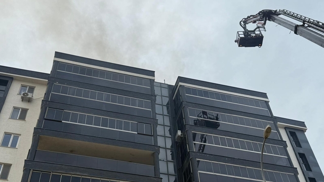 Çanakkale'de 9 katlı binanın çatısında çıkan yangın söndürüldü