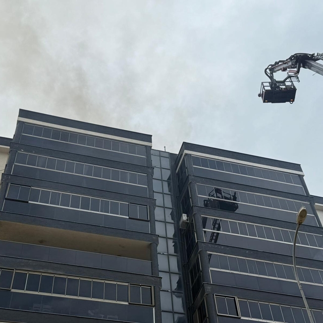 Çanakkale'de 9 katlı binanın çatısında çıkan yangın söndürüldü