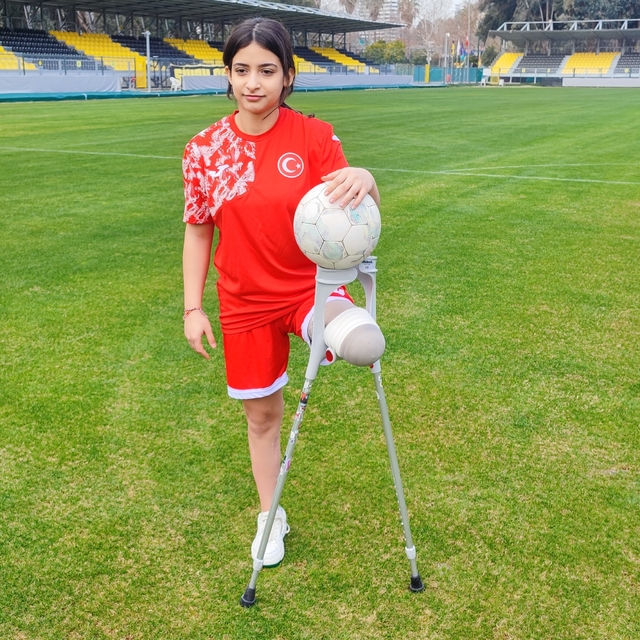 Depremzede Tuğba protez bacağıyla yeşil sahalara çıktı
Depremde bir bacağın...