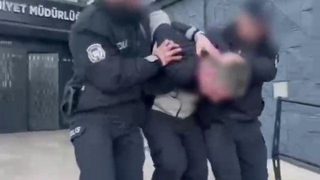 Cinayet, yağma, uyuşturucu, Bursa'da aranan 4 hükümlü yakalandı
Bursa'da haklarında kesinleşmiş hapis cezası bulunan 4 firari yakalandı