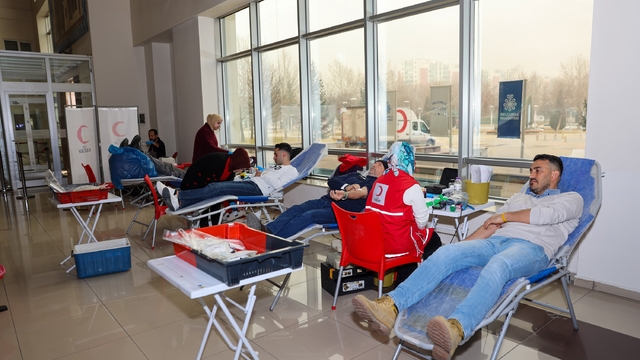 Selçuklu Belediyesi personeli ve vatandaşlardan kan bağışı kampanyasına destek