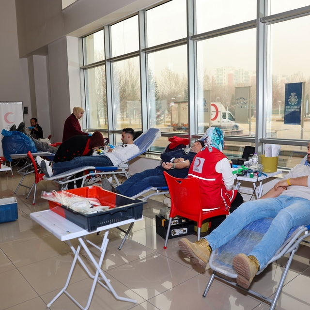 Selçuklu Belediyesi personeli ve vatandaşlardan kan bağışı kampanyasına des...