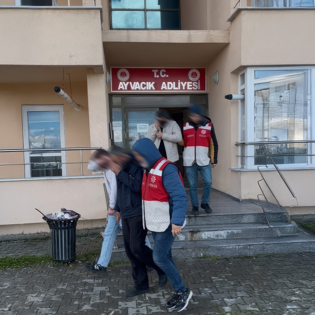 Çanakkale'de 28 kaçak göçmen yakalandı
Operasyonda gözaltına alınan 3 göçme...