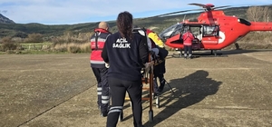 Gökçeada'da rahatsızlanan hasta helikopter ambulansla Çanakkale'ye sevk edi...