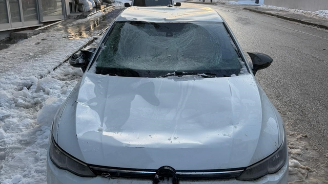 Bayburt'ta çatıdan düşen kar kütleleri park halindeki 2 araca zarar verdi: Bir otomobil hurdaya döndü