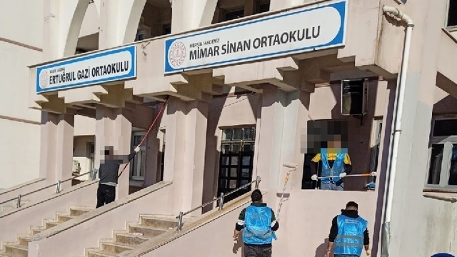 Yükümlüler, Mersin'de okulları temizleyip boyadı