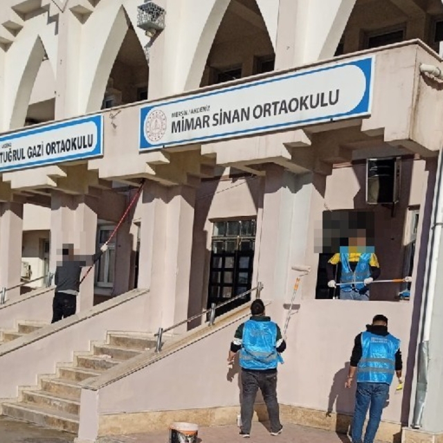 Yükümlüler, Mersin'de okulları temizleyip boyadı