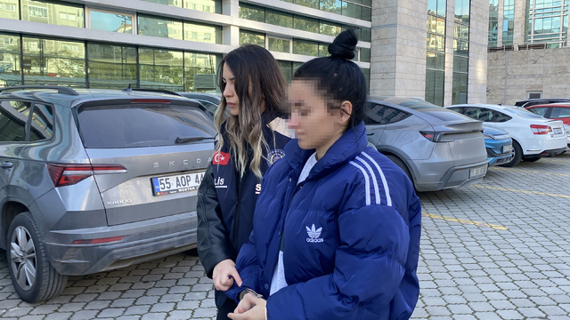 Arkadaşlarını elektrik süpürgesinin demiriyle dövüp, telefonunu gaspeden 2 kadına gözaltı