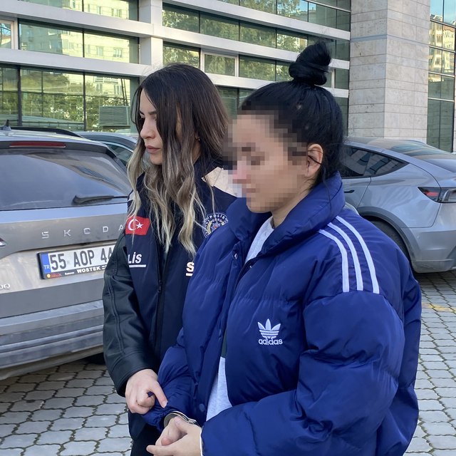 Arkadaşlarını elektrik süpürgesinin demiriyle dövüp, telefonunu gaspeden 2...