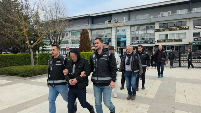 Tapu memurunun dikkati milyonluk vurgunu engelledi
Sahte kimlikle arazi satmaya çalışan şebeke yakalandı
Parayı maskeyle çekmeye çalışması işe yaramadı