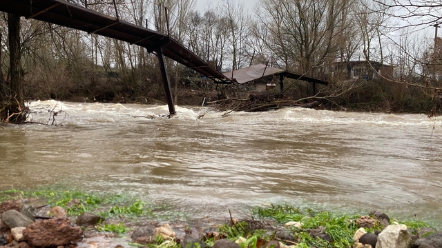 Ayvacık'ta şiddetli yağış: Çay ve dere taştı, yollar ve tarım arazileri sular altında kaldı