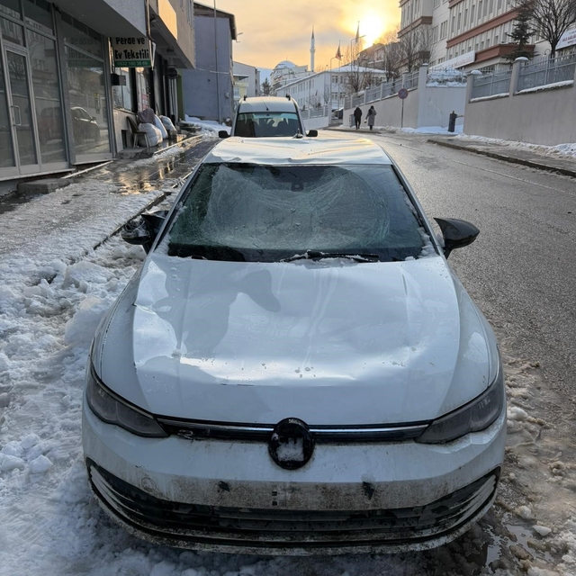 Bayburt'ta çatıdan düşen kar kütleleri park halindeki 2 araca zarar verdi:...