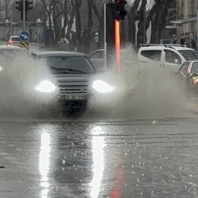 Edirne'de sağanak yağış: Cadde ve sokaklar göle döndü