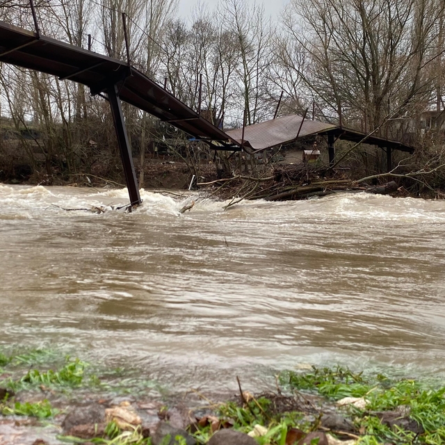 Ayvacık'ta şiddetli yağış: Çay ve dere taştı, yollar ve tarım arazileri sul...